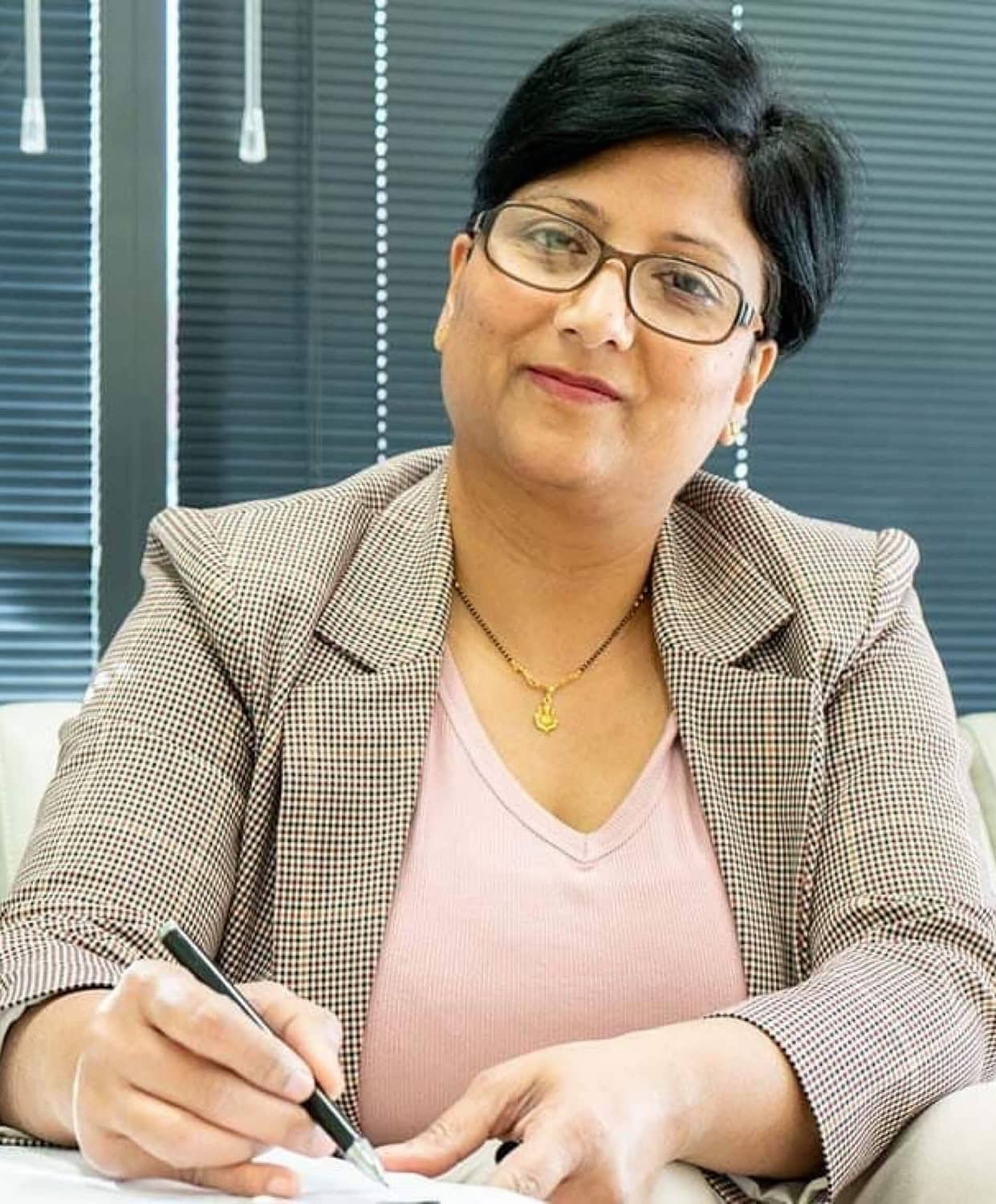 Dr Anu Mahadik - Obstetrician & Gynaecologist